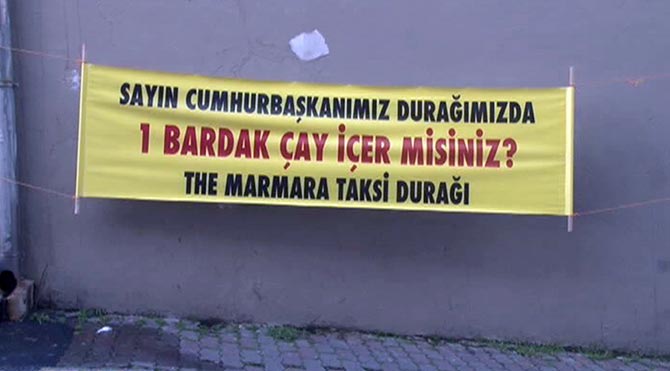 Taksim Meydanı'nda inceleme yapan Cumhurbaşkanı Recep Tayyip Erdoğan, taksi durağına giderek taksicilerle çay içti. Erdoğan'ın ziyareti öncesi asılı pankart dikkat çekti Manset-6704