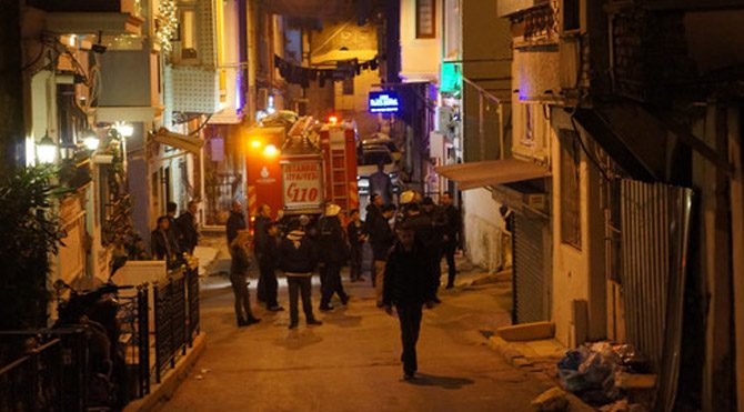 Beyoğlu'nda 3 yıl önce boşaltılan 2 katlı bina çöktü. Ölen yada yaralananın olmadığı çökme nedeniyle bitişikteki bir bina ise tahliye edildi. Bina-coktuu