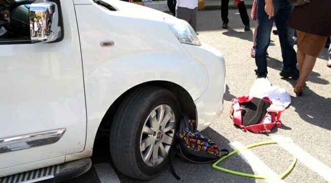 İzmir Karşıyaka'da, okulun bahçesinde manevra yapan sürücü 19 yaşındaki Batuhan Deniz, öğrencilerden 8 yaşındaki Bilgenaz Hasçelik'in ayağını ezdi. Okulbahcesidha2670