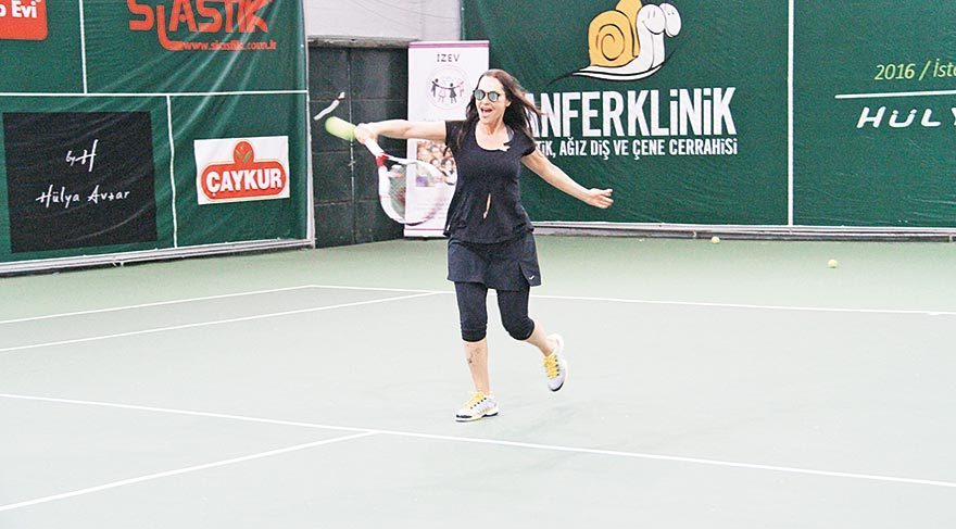 Hülya Cup Tenis Turnuvası’nın açılışı, Hülya Avşar ve Sinan Akçıl arasında yapılan gösteri maçıyla gerçekleşti. 14