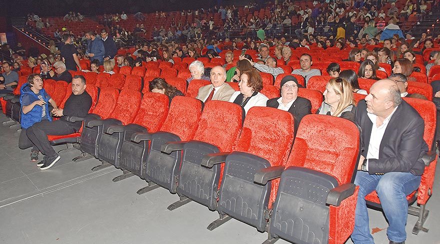 Gülşen, Bostancı Gösteri Merkezi’nde yaklaşık üç bin hayranının katıldığı muhteşem bir konser verdi. 317