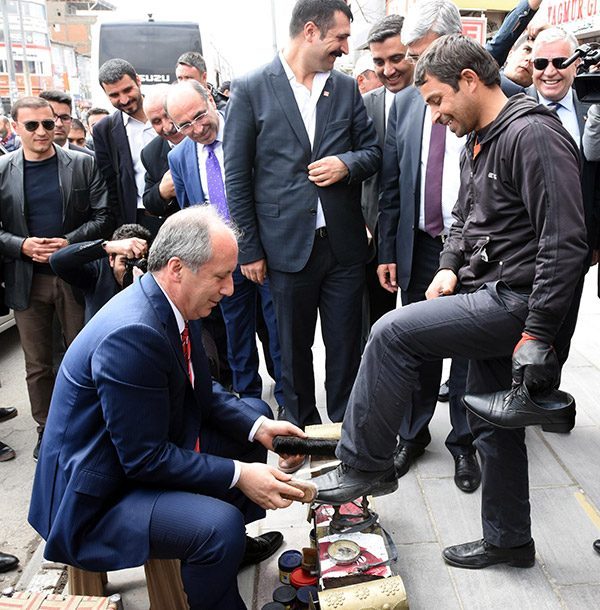 CHP'liler, parti binası önünde vatandaşlarla sohbet etti. Ayrıca CHP'li Muharrem İnce boyacının ayakkabısını boyadı Ince1