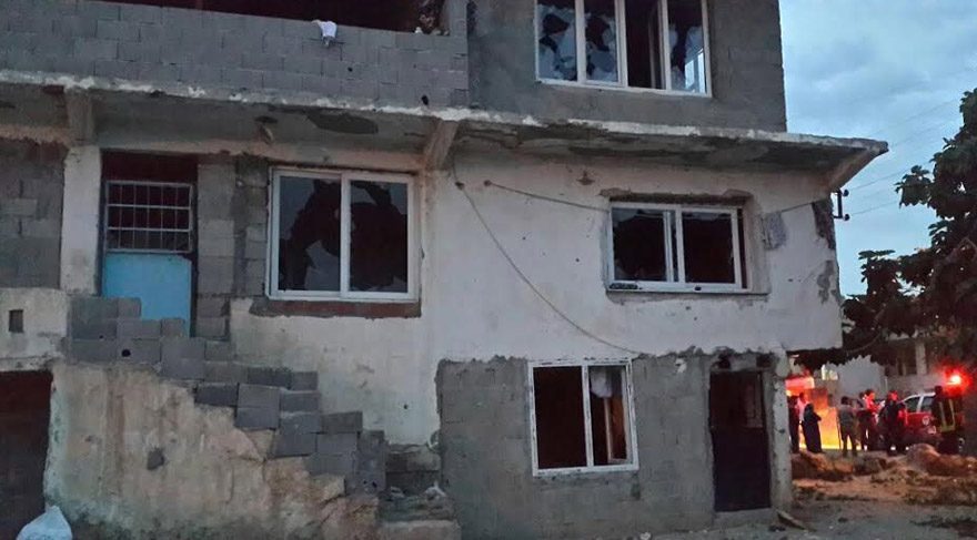 Tarsus'ta Cano aşireti ile mahalle sakinleri arasında çıkan kavgada biri 5 yaşında çocuk olmak üzere dört kişi yaralandı. Ev