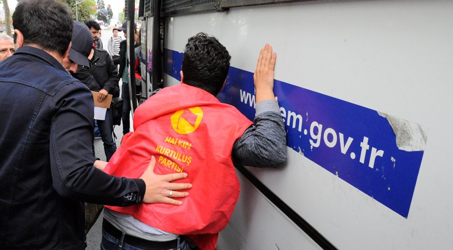 Beşiktaş'ta Taksim'e doğru yürüyüşe geçen Halkın Kurtuluşu Partisi (HKP) üyesi bir gruba polis müdahale etti. Hkp