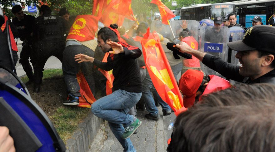 Beşiktaş'ta Taksim'e doğru yürüyüşe geçen Halkın Kurtuluşu Partisi (HKP) üyesi bir gruba polis müdahale etti. Olay