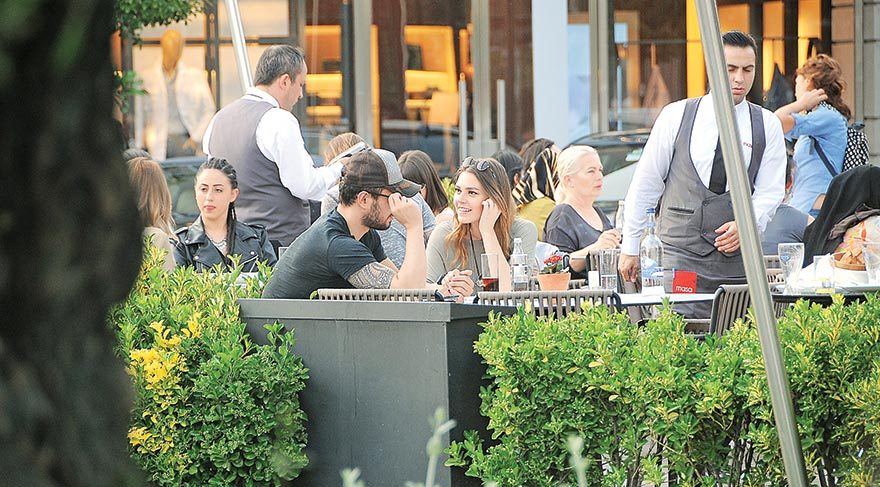 İstinyePark’taki bir restorana giden Murat Boz ve Aslı Enver, yaşadıkları aşkla tüm bakışları üstlerinde topladı. 25-23