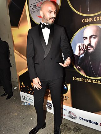 Türk Kızıları için İrem Derici, Soner Sarıkabadayı, Serdar Ortaç, Serkan Kaya ve Cenk Eren'i aynı sahnede. Soner-ic-3