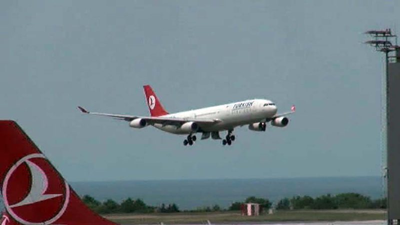 THY'nin İstanbul-Bodrum seferini yapan Airbus 340 tipi THY uçağı hidrolik arızası nedeniyle Atatürk Havalimanı'na geri döndü. Darüsselam-İstanbul seferini yapan Türk Hava Yolları'nın Boeing 737-900 tipi uçağında da inişte flap arızası meydana geldi. Her i Thy-487