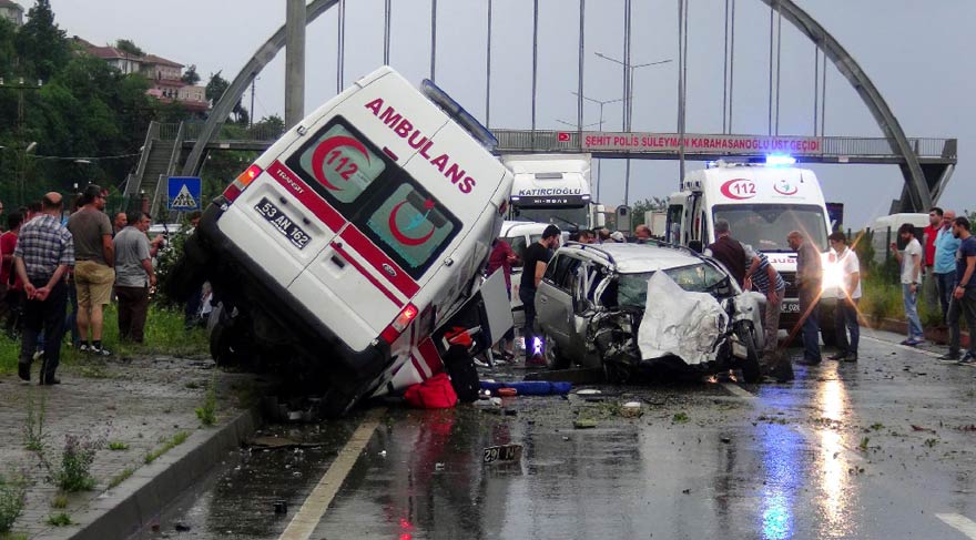 Rize'de ateşi düşmediği için hastaneye götürülen 5 aylık bebek, ambulansla başka hastaneye sevk edilirken, ambulans şoförünün hakimiyetini kaybetmesiyle yaptığı kazada hayatını kaybetti. Bebek-4