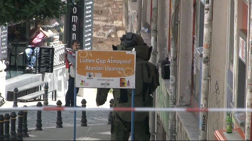 Fünye ile kontrollü patlatılan çantanın boş çıktı. Olay Beyoğlu Galip Dede Caddesi üzerinde meydana geldi.  Bombalipaket8802w