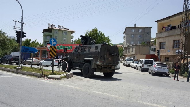 Tatvan'da polis noktasına saldırı: 3 PKK'lı terörist öldürüldü, 3 vatandaş yaralandı. Resimid_2136838