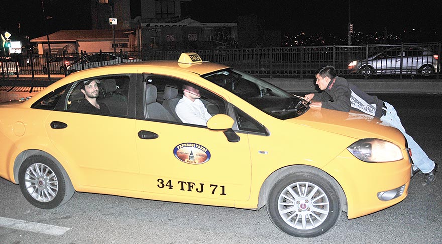 Murat Boz, önceki gece İrem Sak ve Yasemin Allen’le kamera karşısına geçtiği yeni filmi ‘Dönerse Senindir’in çekimleri için Taksim’deydi. Syd_2880