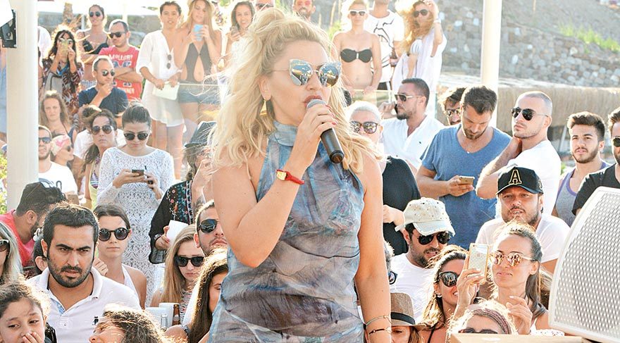 Hadise, önceki gün yeni mekanında siftah yaptı. Şarkıcı mekanında sahneye çıkıp beş şarkı söyledi. 36-6