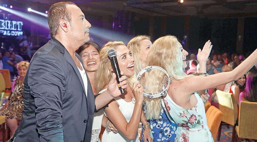 Kıbrıs’ta Merit Crystal Cove Hotel’de konser veren Cenk Eren verdiği mesajla takdir topladı. 40-16