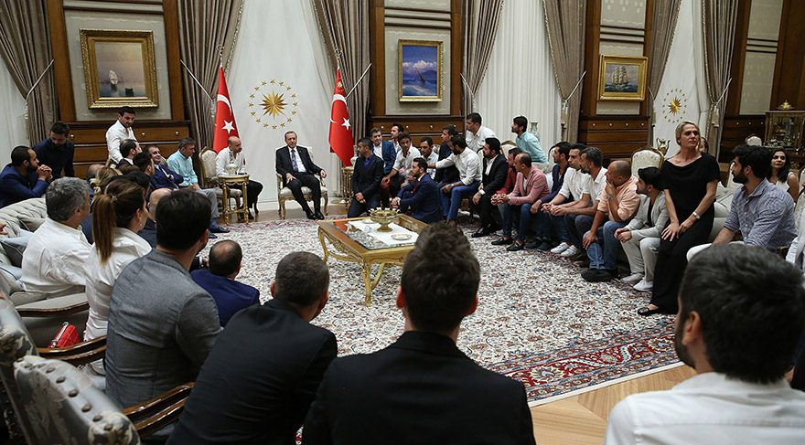 Cumhurbaşkanı Recep Tayyip Erdoğan, Cengiz Kurtoğlu, Mustafa Ceceli, Alişan, Doğuş, Kutsi, Nihat Doğan, Linet, Berdan Mardini, Davut Güloğlu, İntizar, Serkan Kaya, Doğuş, Ümit Sayın, Ahmet Selçuk İlkan….kabul etti. Erdogan-ic-3