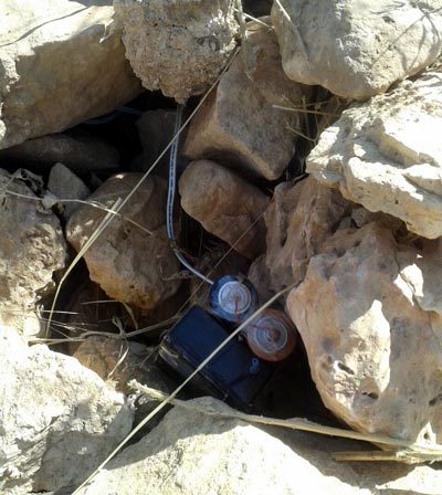 Mardin'in Ömerli İlçesi kırsalında, karayolundaki bir menfeze PKK'lı teröristlerce yerleştirilen 50 kiloluk el yapımı patlayıcı, son anda farkedilerek, kontrollü olarak imha edildi. Resimid_2300182