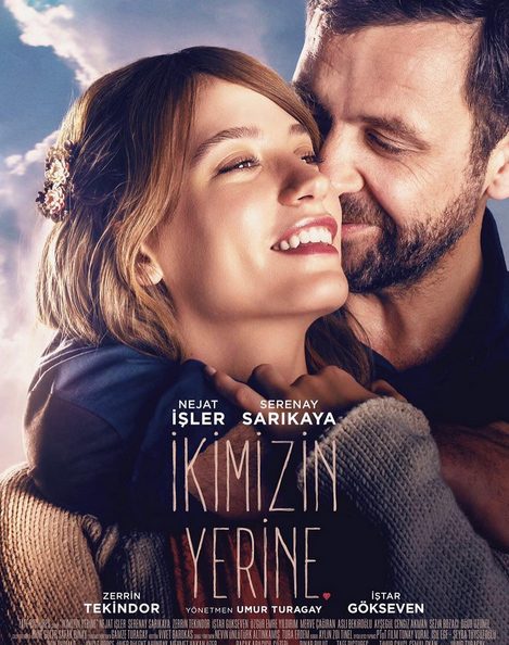 Serenay Sarıkaya'nın Nejat İşler'le başrolü paylaştığı filmi 'İkimizin Yerine'nin afişi yayınlandı. Sarıkaya bu mutlu anı kelimelere şöyle döktü. Serenay-sarikaya-afis