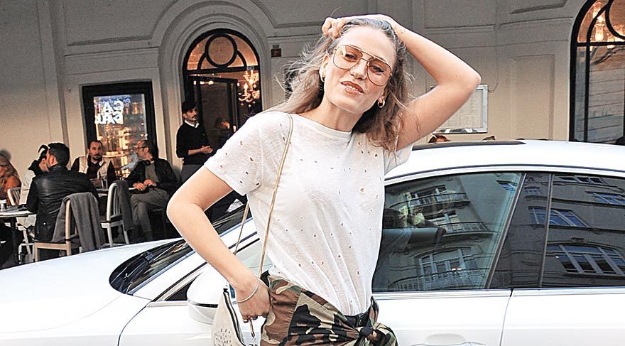 Serenay Sarıkaya, Nejat İşler’le birlikte başrolünü paylaştığı ‘İkimizin Yerine’ isimli filmin galası için özel bir kostüm diktiriyor. Selenay-sarikaya-5