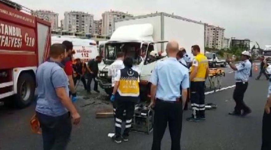 TEM Otoyolu Esenyurt mevkiinde TIR'ların ve kamyonetlerin karıştığı kaza kaza nedeniyle Edirne istikametine kapanan yol, araçların kaldırılmasının ardından yeniden trafiğe açıldı. Temde-buyuk-kaza-880