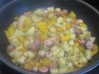 poêlèe de pommes de terre,poivron et saucisses Cuisiner_des_restes_oignon_poivron_saucisses_002