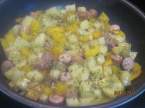 poêlèe de pommes de terre,poivron et saucisses Cuisiner_des_restes_oignon_poivron_saucisses_003