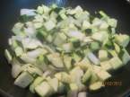 escalopes de  poulet aux courgettes,sauce tomate Escalopes_de_poulet_aux_courgettes_en_sauce_tomate_008