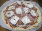 Pizza au jambon,oignons,fromage de chèvre Pizza_au_jambon_oignons_au_fromage_de_chevre_013