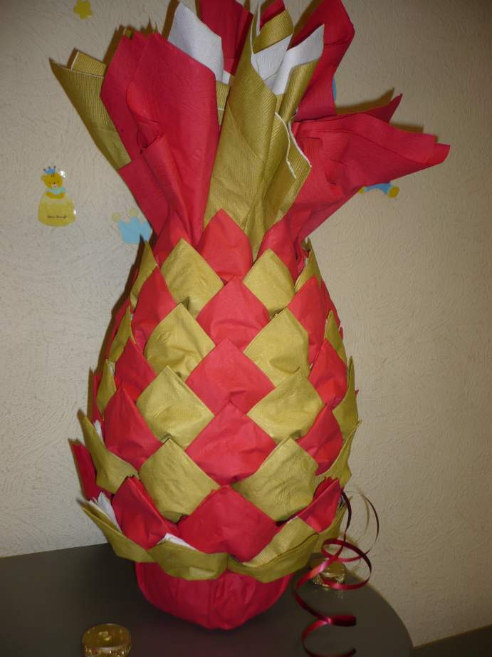 PLIAGES DE SERVIETTES Distributeur_de_serviettes_forme_d_ananas_015