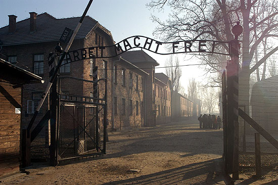 75-årsjuileumet närmar sej. - Sida 2 Auschwitz_birkenau_brama_550