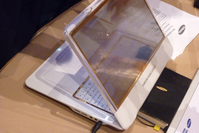 صور لاب توبات بشاشات شفافة ....... Ces_2010_transparent_oled_screen_02