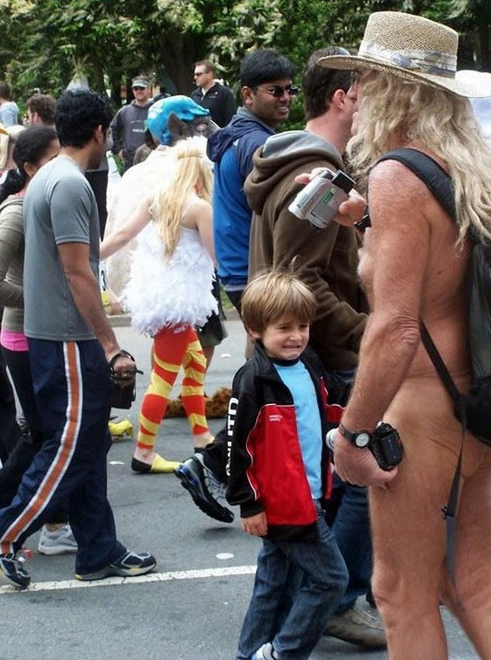 Regenboogkleuren op luifels tankstations Shell Children-Gay-Pride-2