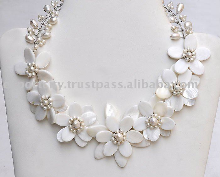 فتيات المستقبل - صفحة 2 Freshwater_pearl_and_fine_seashell_glamour_necklace