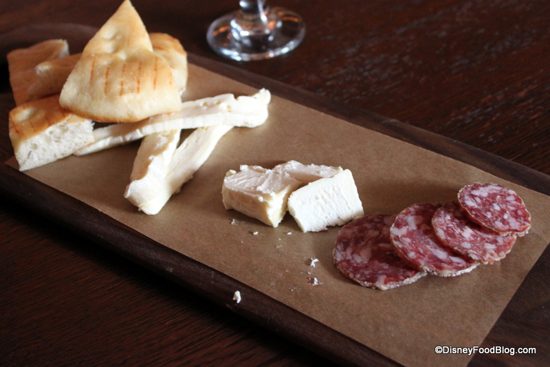 Photos des plats des restaurants de WDW,DCR - Page 21 Tutto-Gusto-Cheese-Board