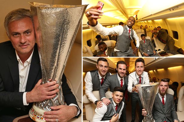 Barclays EPL 2016/2017 - Page 10 MAIN-BANNER-Manchester-United-Player-of-the-Year-Awardscelebrate-with-the-Europa-League-trophy-on-the-pla