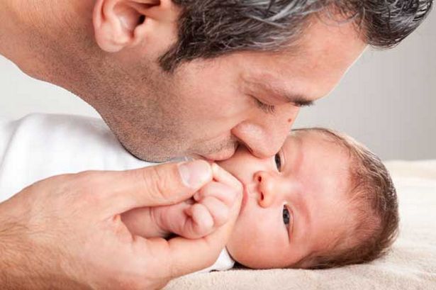  ஆசை முத்தம்... Father-kissing-baby-boy-436169622