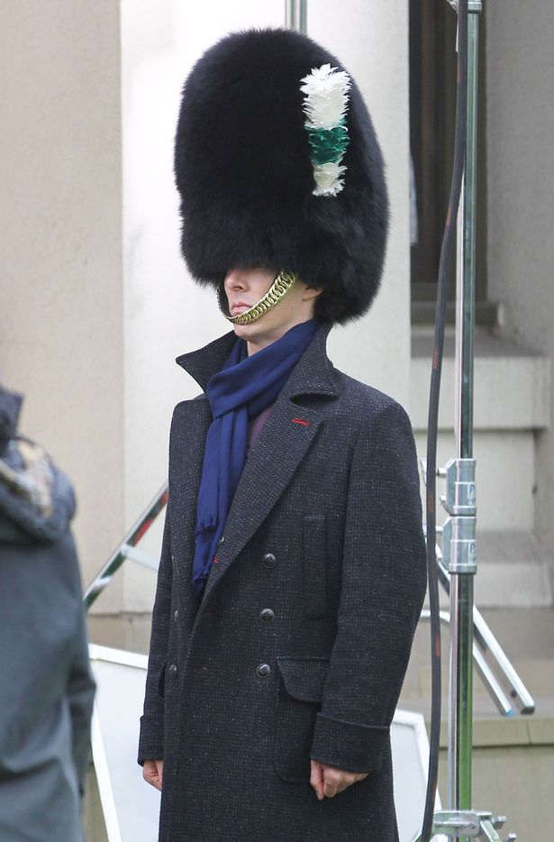 Benedict Cumberbatch gifs %C2%A3%C2%A3%C2%A3British-actor-Benedict-Cumberbatch-dons-a-bearskin-hat-whilst-filming-scenes-for-Sherlock-in-London