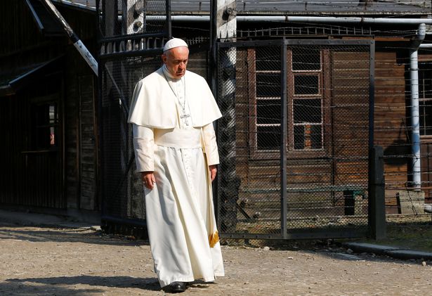 los indefensos - Página 2 Pope-Francis-walks-through-Auschwitzs-notorious-gate-during-his-visit-to-the-former-Nazi-death-camp
