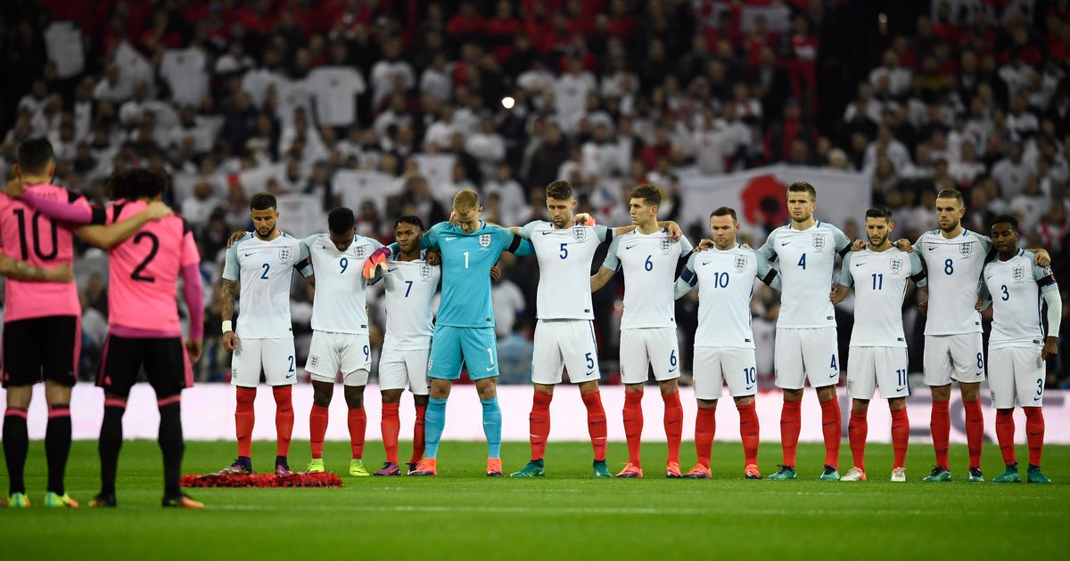 Hilo de la selección de Inglaterra England-players-during-a-minutes-silence-as-part-of-remembrance-commemorations-before-the-match