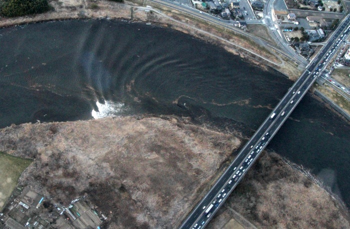 [Março/2011] Desastre no japão (c/ fotos) Terremoto%206-JIJI%20PRESS-AFP