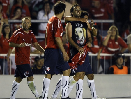 Jogador do Independiente faz gol e comemora com camisa de seu cachorro INDEPENDIENTE%20450