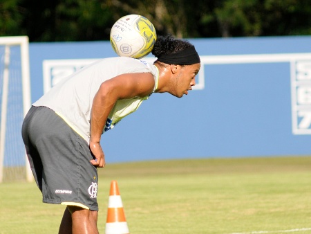 Luxemburgo nega "marketing" e diz  que escala Ronaldinho quando quiser Ronaldinho-treino-fla-450