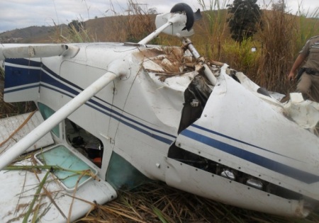 POUSO - [Brasil] Perícia da Aeronáutica encontra urubu em avião que fez pouso forçado  Avi%C3%A3o%20450