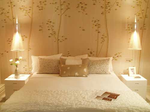 فن ديكور الحوائط والجدران Ben-de-lisi-bedroom-with-statement-wallpaper