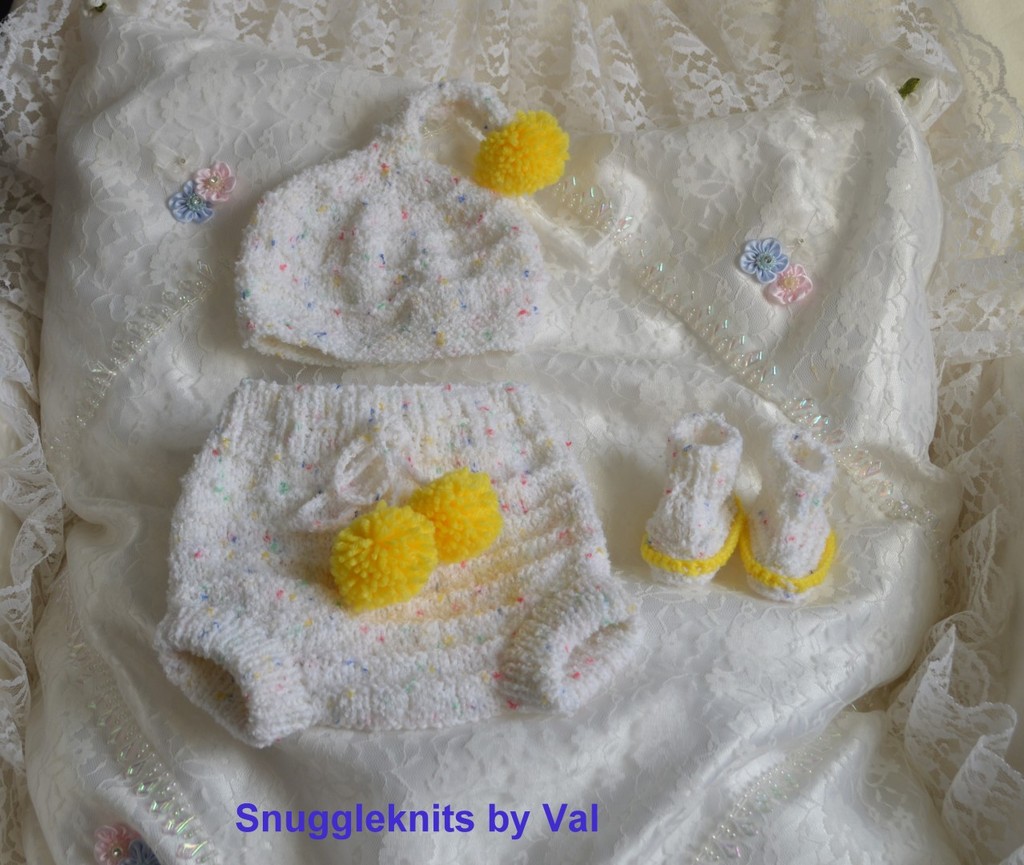 A few of my latest knits. Spot%20pom%20pom%20diaper%20set