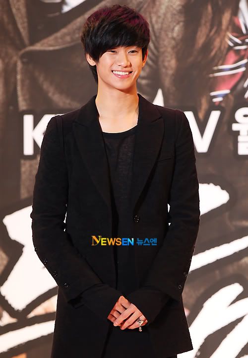 Bố của Kim Soo Hyun (Dream High) là ca sỹ có tiếng 201103091448101001_1