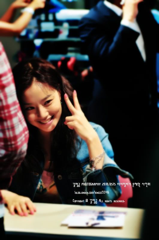 Moon Chae Won kí tên sản phẩm Tommy Hilfiger chiều 15/5/2010 4B