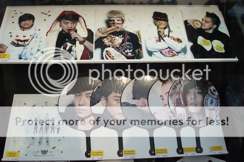 [+Pics] Big Bang estanteria, goods display, bus @ Big Show 2011  1298798114_38