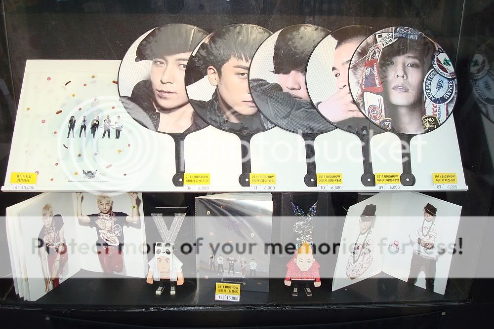 [+Pics] Big Bang estanteria, goods display, bus @ Big Show 2011  1298798114_39