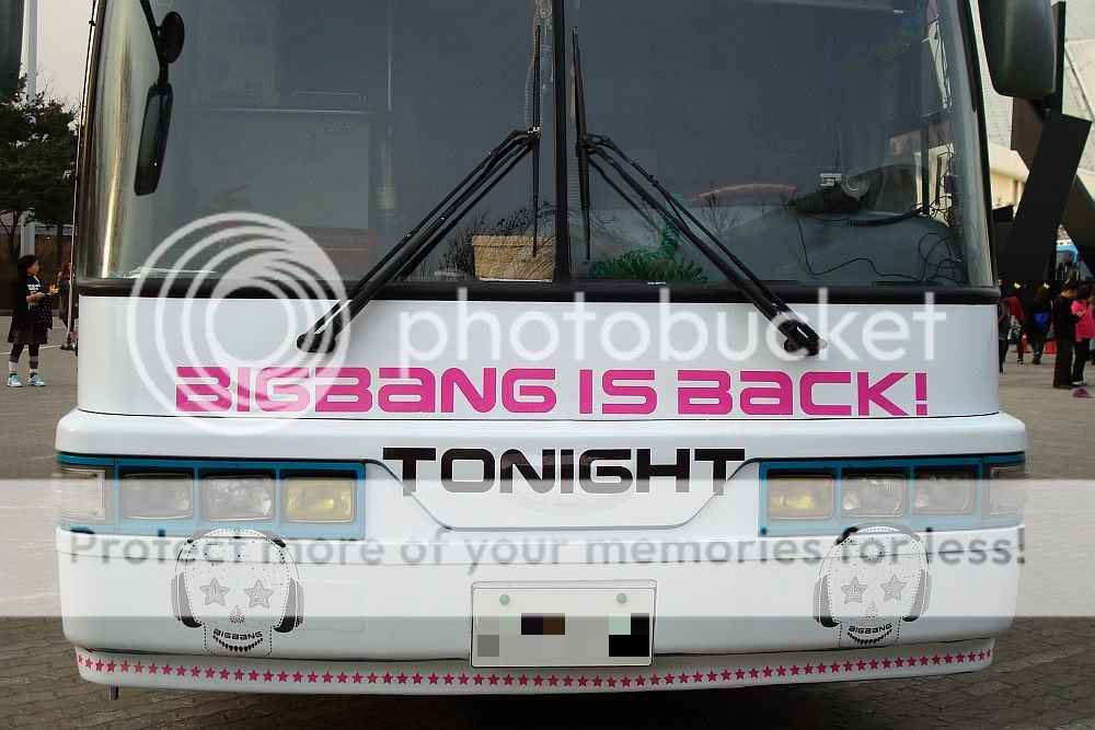 [+Pics] Big Bang estanteria, goods display, bus @ Big Show 2011  1298798114_41