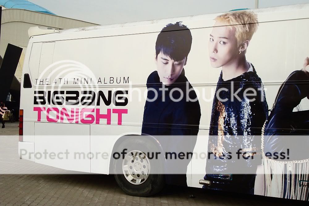 [+Pics] Big Bang estanteria, goods display, bus @ Big Show 2011  1298798114_45